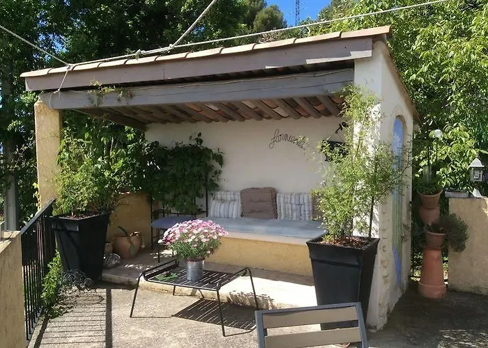 Mas Du Cadranier Πανσιόν 3*